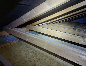 Zateplení stropu novostavby rodinného domu pomocí foukané izolace